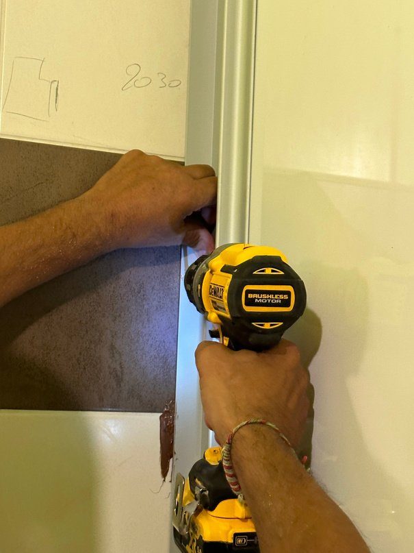 Pose des panneaux muraux étanches sur mesure