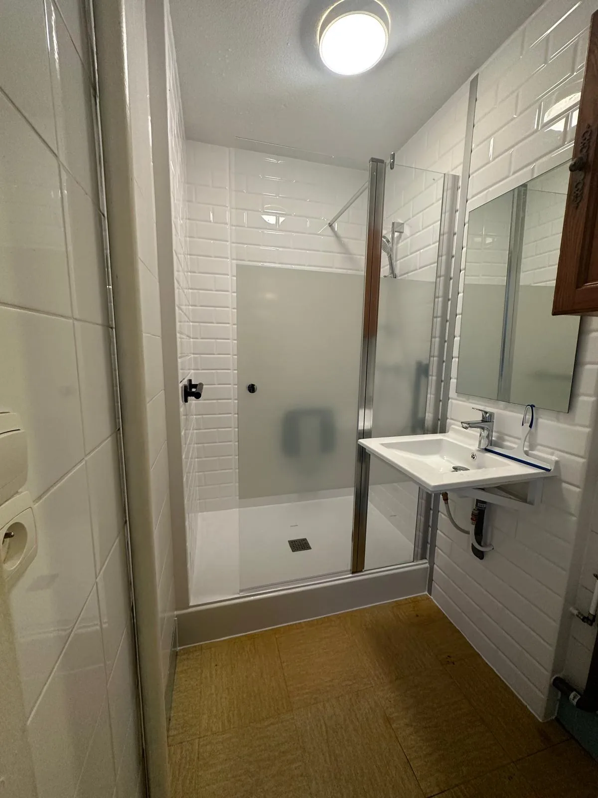 Douche terminée avec panneaux muraux effet métro blanc