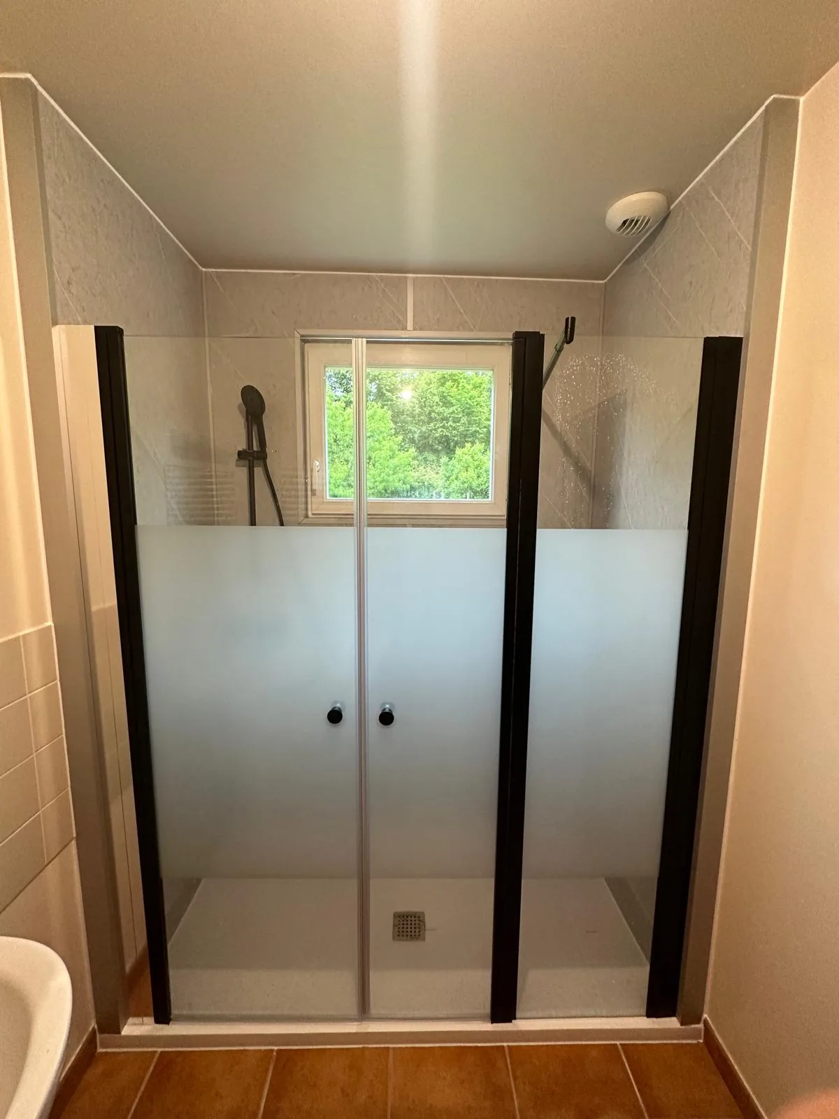 Douche grand format sous la même fenêtre