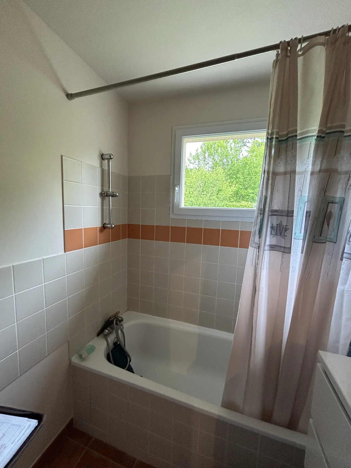 Baignoire sous une fenêtre avant transformation