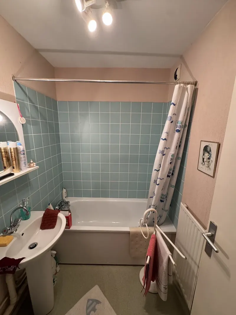 Salle de bain avec baignoire avant intervention