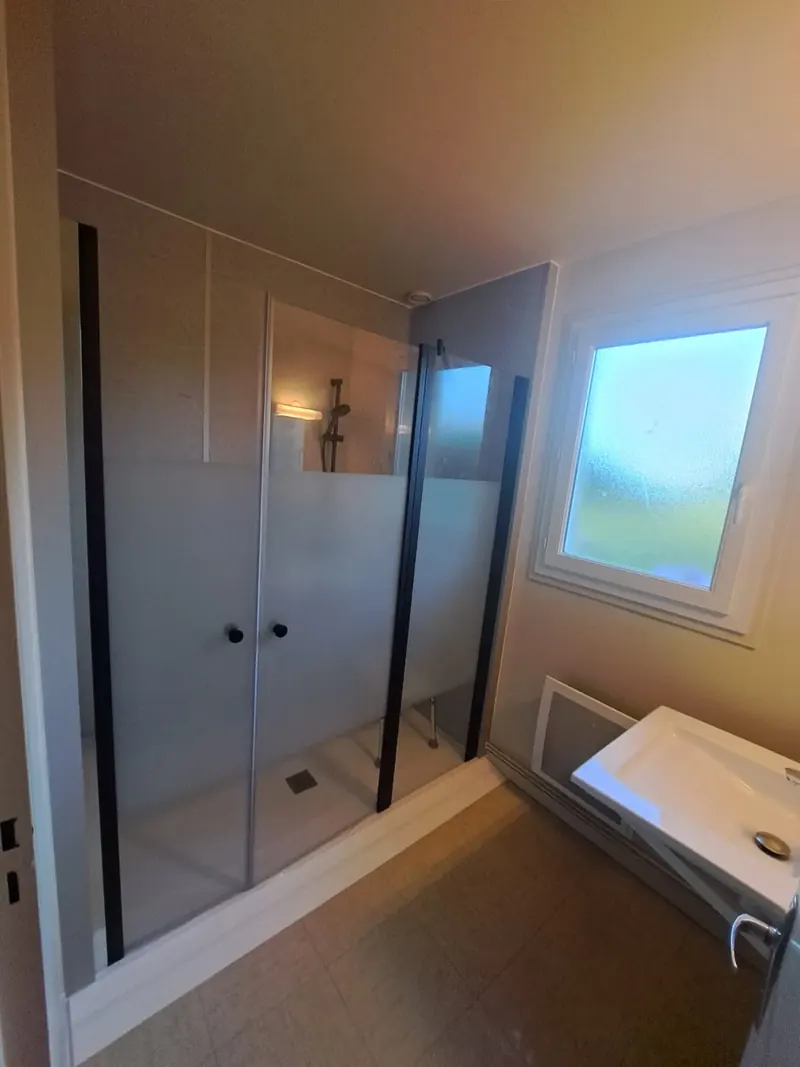 Douche avec parois vitrées après adaptation