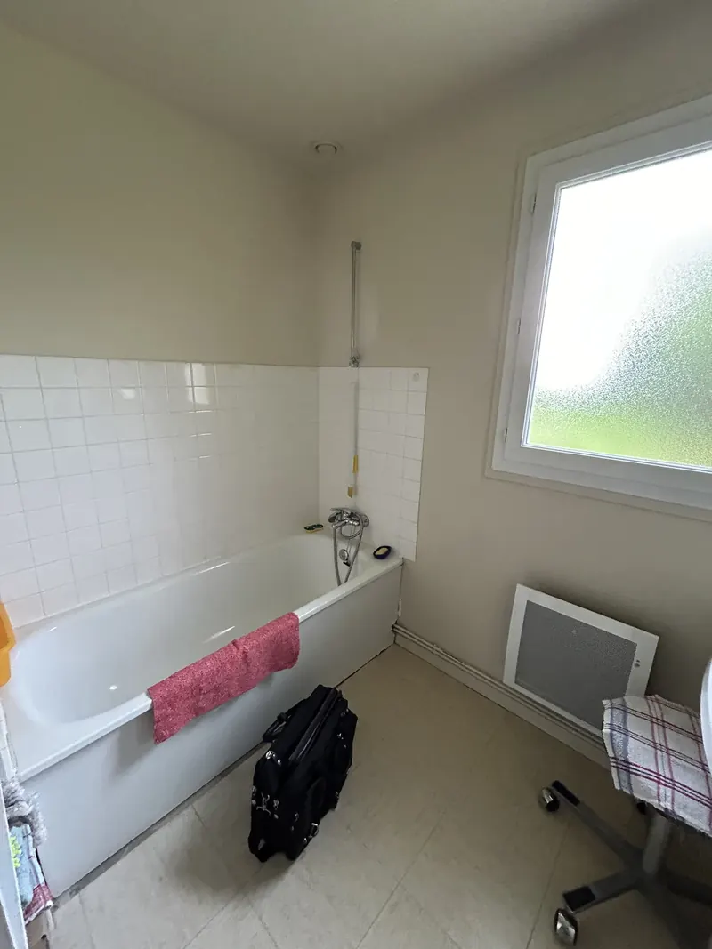 Baignoire sous une fenêtre avant adaptation