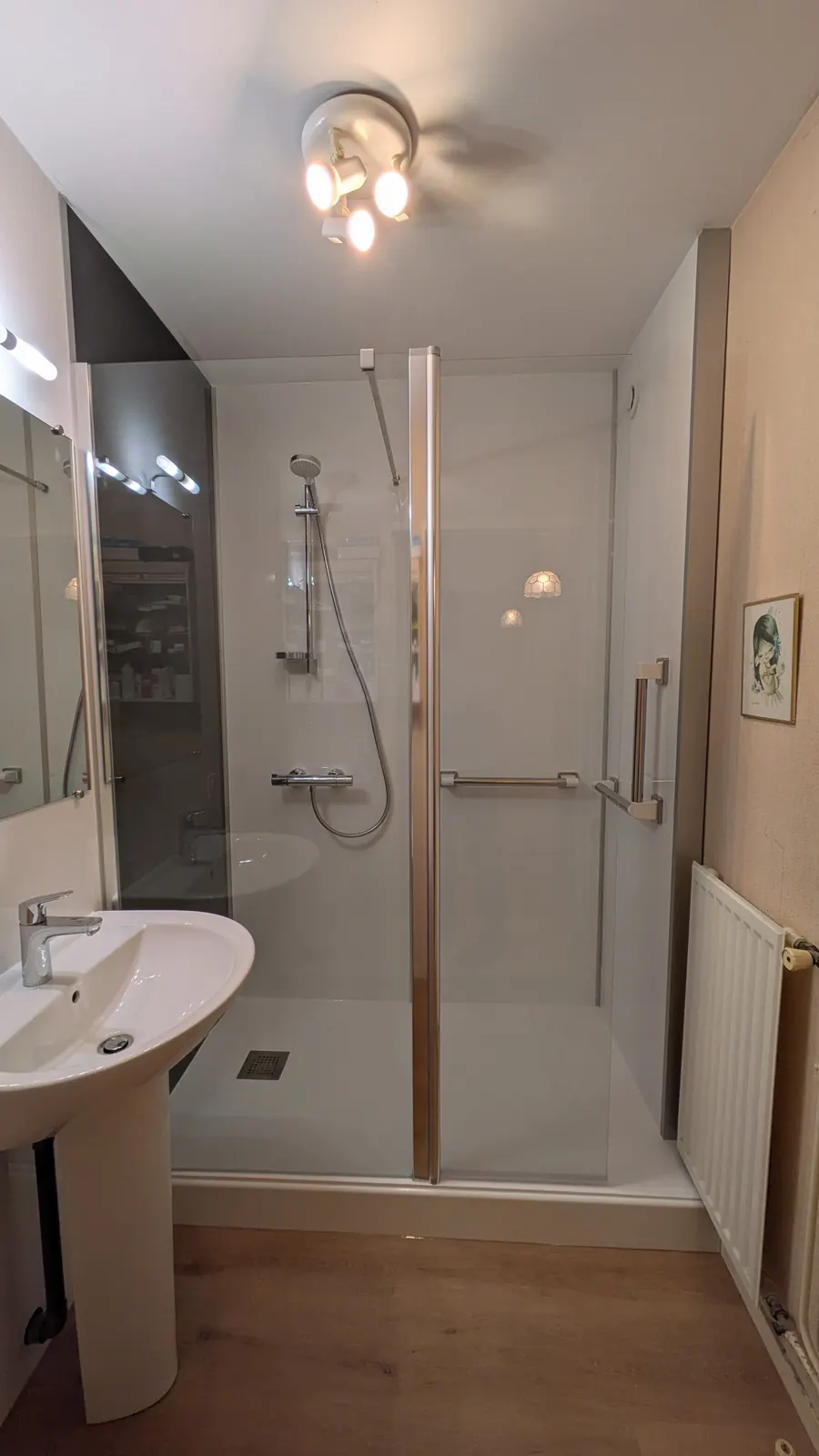 Douche contemporaine avec paroi vitrée et meuble vasque