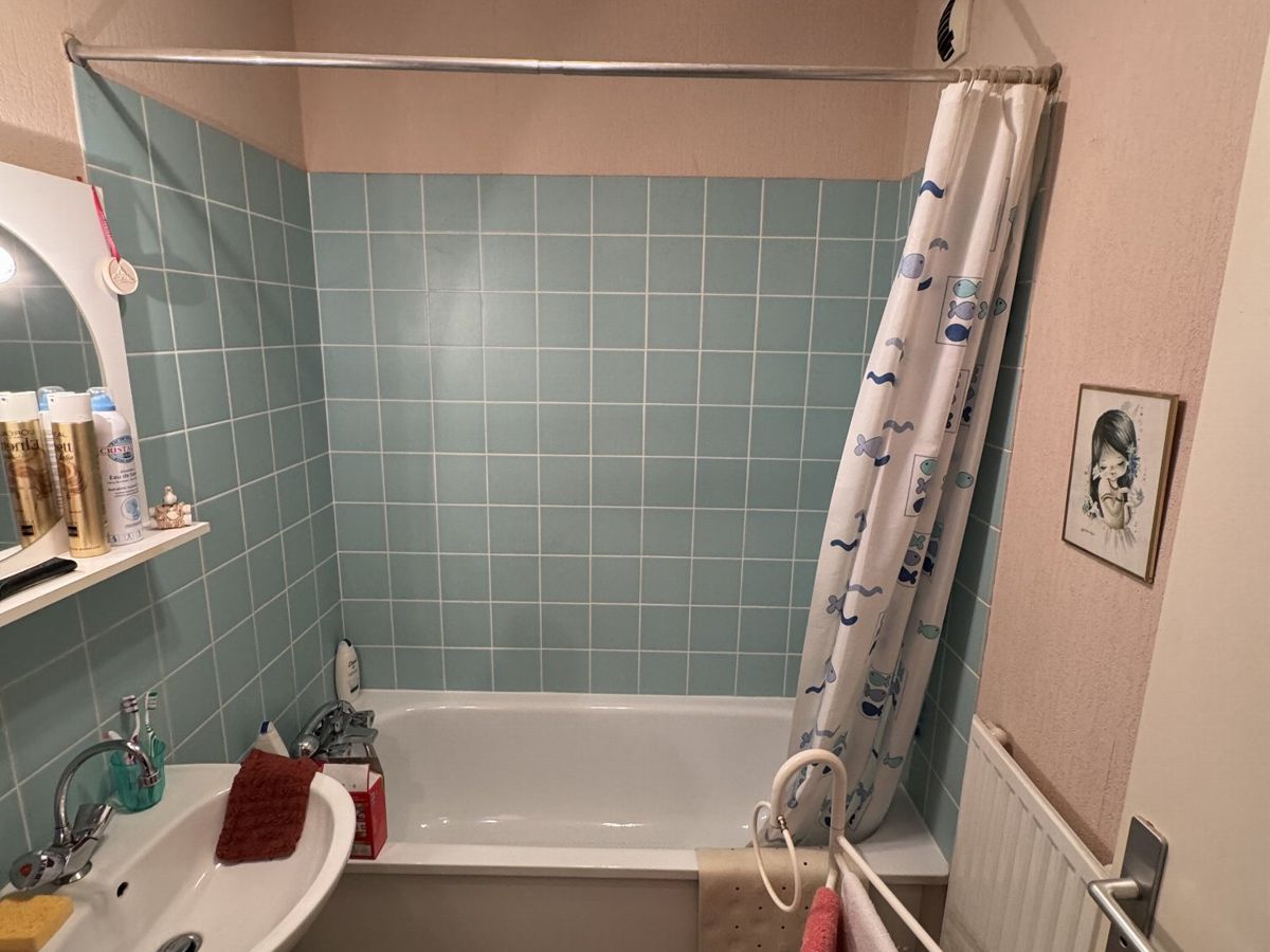 Salle de bain avant : baignoire d'origine