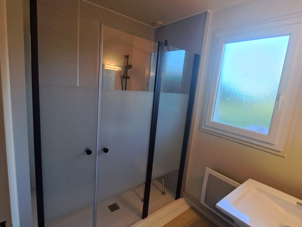 Après — Une douche lumineuse sous la fenêtre
