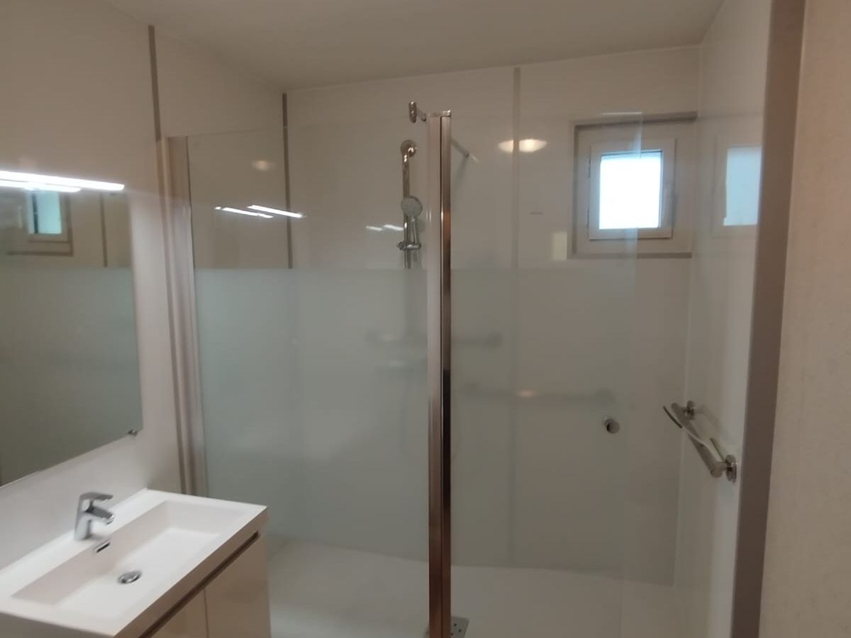 Après — Une douche sécurisée sous les combles