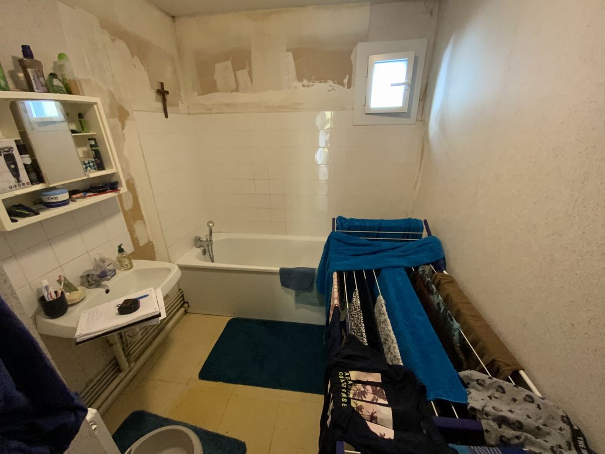 Avant — Une douche sécurisée sous les combles