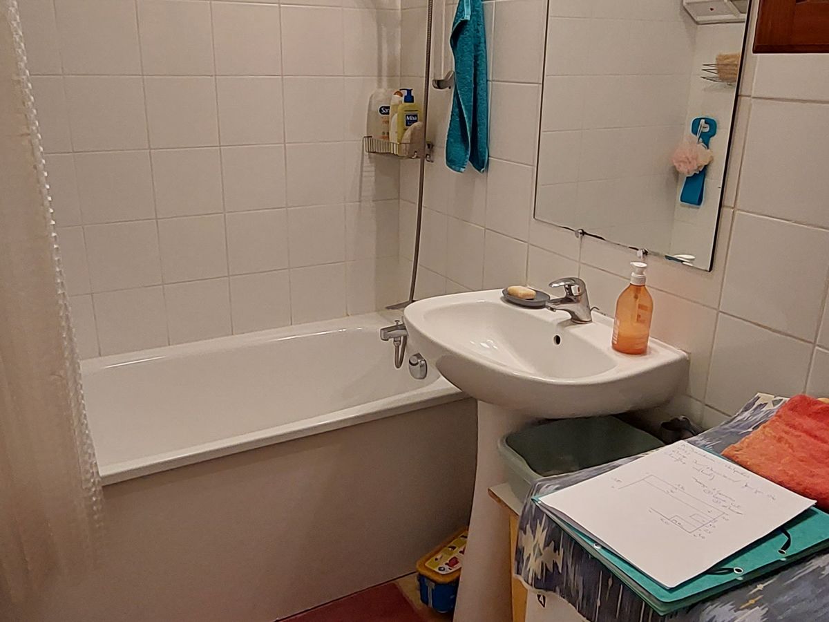 Avant — La baignoire d'angle remplacée